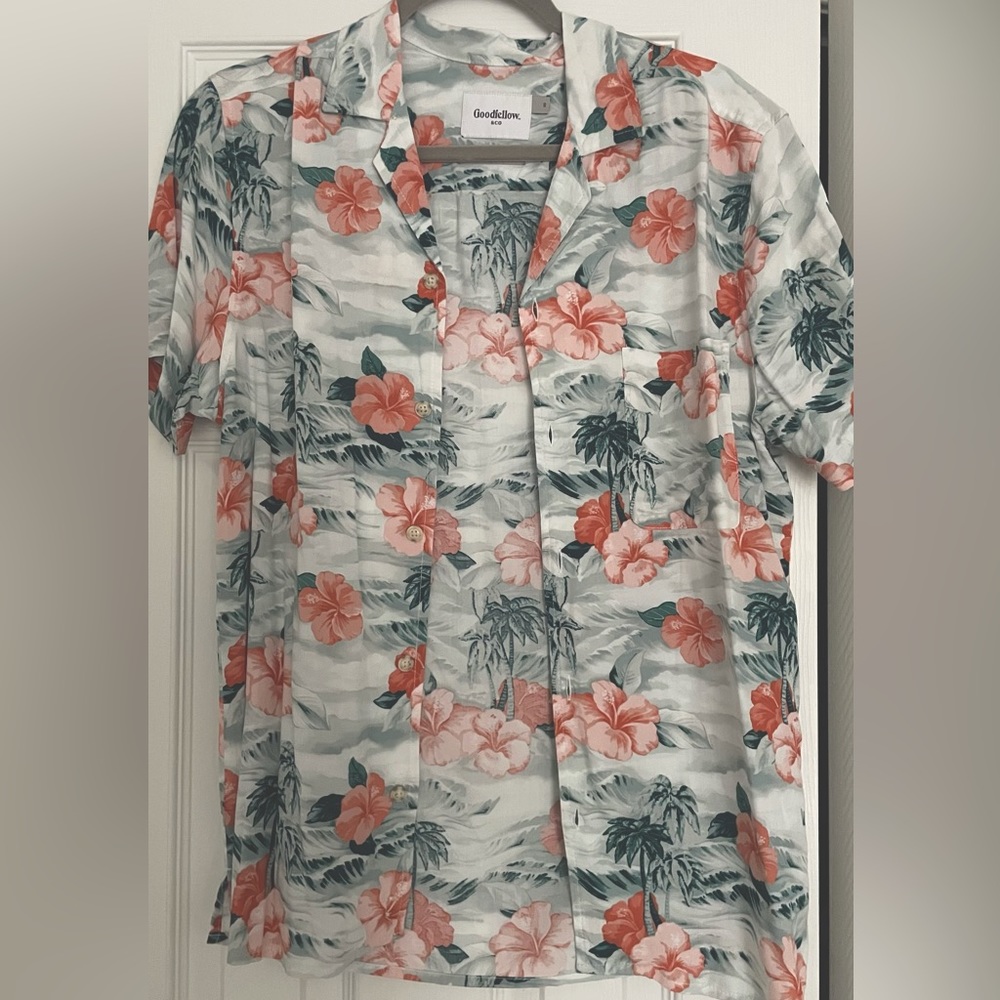Goodfellow & Co Hawaiian button up tee! Super soft and comfortable.